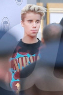 PEOPLE - American Music Awards: Justin Bieber raucht auf dem Roten Teppich