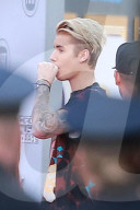 PEOPLE - American Music Awards: Justin Bieber raucht auf dem Roten Teppich