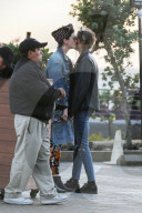 PEOPLE - Cara Delevingne und St. Vincent turteln in Malibu
