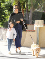 PEOPLE - Miranda Kerr und Söhnchen Flynn führen den Hund spazieren