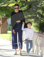 PEOPLE - Miranda Kerr und Söhnchen Flynn führen den Hund spazieren