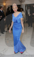PEOPLE - Heather Mills in blauer Robe mit pinken Haaren