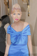 PEOPLE - Heather Mills in blauer Robe mit pinken Haaren