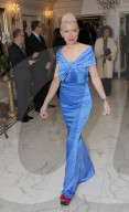 PEOPLE - Heather Mills in blauer Robe mit pinken Haaren