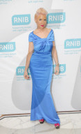 PEOPLE - Heather Mills in blauer Robe mit pinken Haaren
