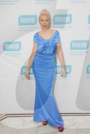 PEOPLE - Heather Mills in blauer Robe mit pinken Haaren
