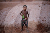 REPORTAGE - Oftmals Kinderarbeit - Ziegel-Herstellung in Dhaka