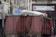 NEWS - Paris: Forensiker räumen die Wohnung der Selbstmord-Attentäter