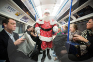 FEATURE - Samichlaus beglückt Passagiere im Londorner ÖV