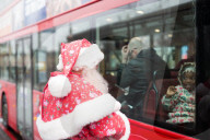 FEATURE - Samichlaus beglückt Passagiere im Londorner ÖV