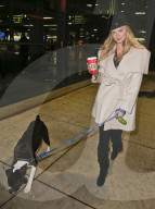 PEOPLE - Kate Upton's Hund muss mal 