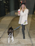 PEOPLE - Kate Upton's Hund muss mal 