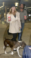PEOPLE - Kate Upton's Hund muss mal 