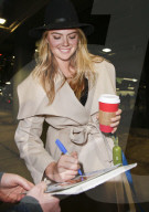 PEOPLE - Kate Upton's Hund muss mal 