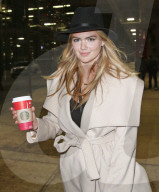 PEOPLE - Kate Upton's Hund muss mal 