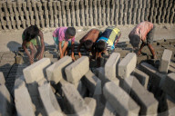REPORTAGE - Oftmals Kinderarbeit - Ziegel-Herstellung in Dhaka