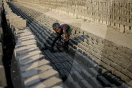 REPORTAGE - Oftmals Kinderarbeit - Ziegel-Herstellung in Dhaka