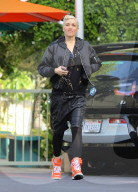 PEOPLE - Gwen Stefani in Burbank unterwegs
