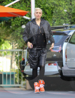 PEOPLE - Gwen Stefani in Burbank unterwegs
