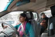 REPORTAGE - Pionierinnen: Frauen lernen Taxi-Chauffeuse in Indien