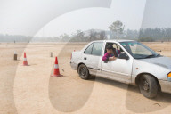 REPORTAGE - Pionierinnen: Frauen lernen Taxi-Chauffeuse in Indien