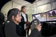 REPORTAGE - Pionierinnen: Frauen lernen Taxi-Chauffeuse in Indien