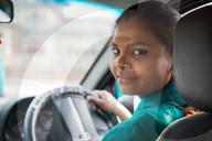 REPORTAGE - Pionierinnen: Frauen lernen Taxi-Chauffeuse in Indien