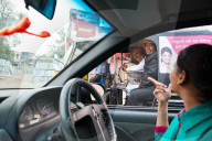 REPORTAGE - Pionierinnen: Frauen lernen Taxi-Chauffeuse in Indien