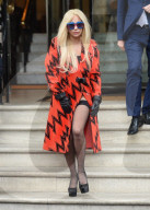 PEOPLE - Lady Gaga stylish in London unterwegs