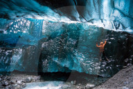 FEATURE - Island: Strahlend blaue Grotten des Vatnajökull Gletschers