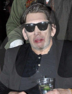 EXKLUSIV - Shane MacGowan im Rollstuhl an der U2 After Party 
