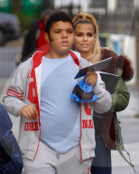 EXKLUSIV - Katie Price mit Harvey und dem 'Sleeping Beauty' Drehbuch in London unterwegs