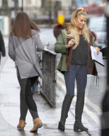 EXKLUSIV - Katie Price mit Harvey und dem 'Sleeping Beauty' Drehbuch in London unterwegs