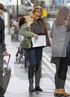 EXKLUSIV - Katie Price mit Harvey und dem 'Sleeping Beauty' Drehbuch in London unterwegs