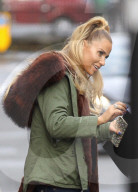 EXKLUSIV - Katie Price mit Harvey und dem 'Sleeping Beauty' Drehbuch in London unterwegs