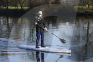 PEOPLE - Helge Schneider beim Stand-Up Paddling in Mülheim 
