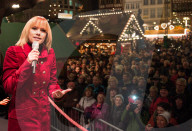 PEOPLE - Unser Schätzchen Francine Jordi eröffnet den Weihnachtsmarkt in Frankfurt