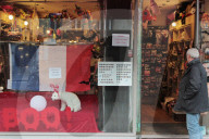 NEWS - Paris gedenkt den Opfern des Anschlags mit der Tricolore