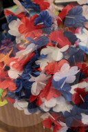 NEWS - Paris gedenkt den Opfern des Anschlags mit der Tricolore