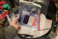 NEWS - Paris gedenkt den Opfern des Anschlags mit der Tricolore