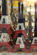 NEWS - Paris gedenkt den Opfern des Anschlags mit der Tricolore