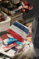 NEWS - Paris gedenkt den Opfern des Anschlags mit der Tricolore