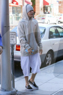 PEOPLE - Justin Bieber ganz in Weiss am Black Friday