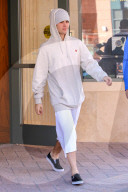 PEOPLE - Justin Bieber ganz in Weiss am Black Friday