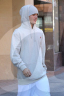 PEOPLE - Justin Bieber ganz in Weiss am Black Friday