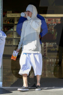 PEOPLE - Justin Bieber ganz in Weiss am Black Friday