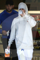 PEOPLE - Justin Bieber ganz in Weiss am Black Friday