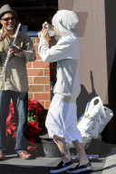 PEOPLE - Justin Bieber ganz in Weiss am Black Friday