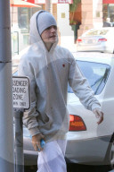 PEOPLE - Justin Bieber ganz in Weiss am Black Friday