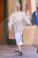 PEOPLE - Justin Bieber ganz in Weiss am Black Friday